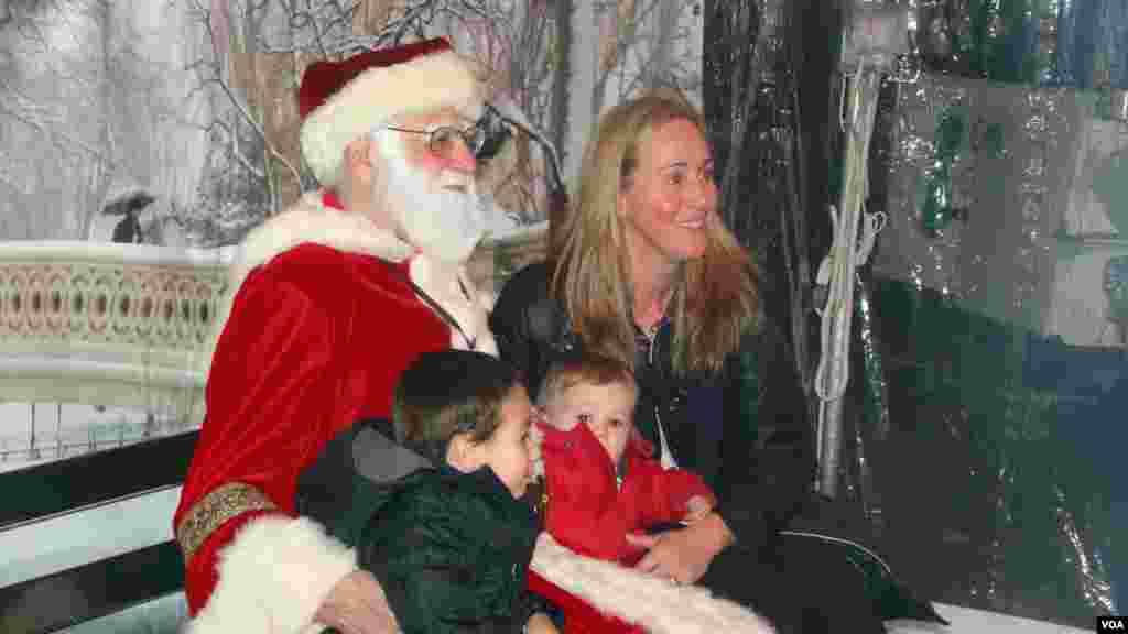 许多年轻的美国父母会带稚龄幼童与圣诞老人合照