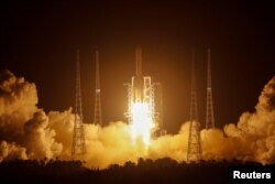 2020년 11월 24일 중국 달 탐사선 창어 5호를 싣고 발사되는 장정 5호 로켓