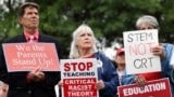 Para penentang doktrin akademik yang dikenal sebagai Critical Race Theory berdmo di luar kantor Dewan Sekolah Loudoun County di Ashburn, Virginia, 22 Juni 2021. (Foto: Evelyn Hockstein/Reuters)