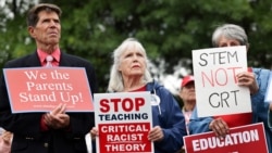 Para penentang doktrin akademik yang dikenal sebagai Critical Race Theory berdmo di luar kantor Dewan Sekolah Loudoun County di Ashburn, Virginia, 22 Juni 2021. (Foto: Evelyn Hockstein/Reuters)