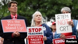 Para penentang doktrin akademik yang dikenal sebagai Critical Race Theory berdmo di luar kantor Dewan Sekolah Loudoun County di Ashburn, Virginia, 22 Juni 2021. (Foto: Evelyn Hockstein/Reuters)