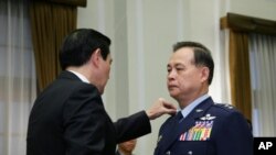 马英九授予雷玉其空军二级上将(资料照片)