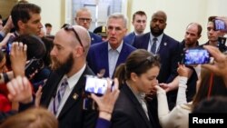 Ketua DPR AS Kevin McCarthy dari Partai Republik berbicara kepada para wartawan saat tiba di Gedung Capitol untuk pembicaraan mengenai kenaikan plafon utang AS, di Washington, Jumat, 26 Mei 2023. (Foto: Jonathan Ernst/Reuters)