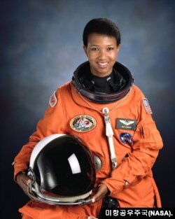 미국 최초의 흑인 여성 우주인 메이 제미슨이 지난 1999년 9월 우주왕복선 인데버호 탑승을 앞두고 찍은 사진. 사진=미항공우주국(NASA).
