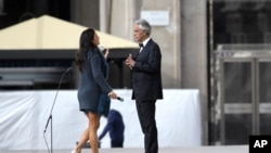 Italian singer Andrea Bocelli talks with his wife Veronica Berti prior to performing outside the Duomo cathedral, on Easter Sunday, in Milan, Italy, April 12, 2020. 