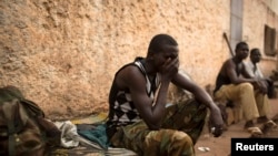 Un homme assis dans le camp RDOT en Kilomètre 11 (PK11), où quelques-uns des derniers combattants ex-Séléka restants ont trouvé refuge, gardés par l'Union africaine et les forces de maintien de la paix français dans la capitale Bangui, 14 mars 2014. REUTERS / Siegfried Modola 