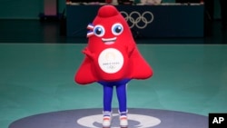 Phryge, la mascota de los Juegos Olímpicos de París, durante el partido de handbol entre Dinamarca y Egipto, el 29 de julio de 2024.