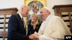 Presidente Joe Biden e Papa Francisco cumprimentam-se no Vaticano, 28 de Outubro de 2021