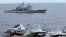 Máy bay chiến đấu trên tàu sân bay USS George Washington. Phía sau là tàu USS Cowpens trong vùng Biển Ðông. 