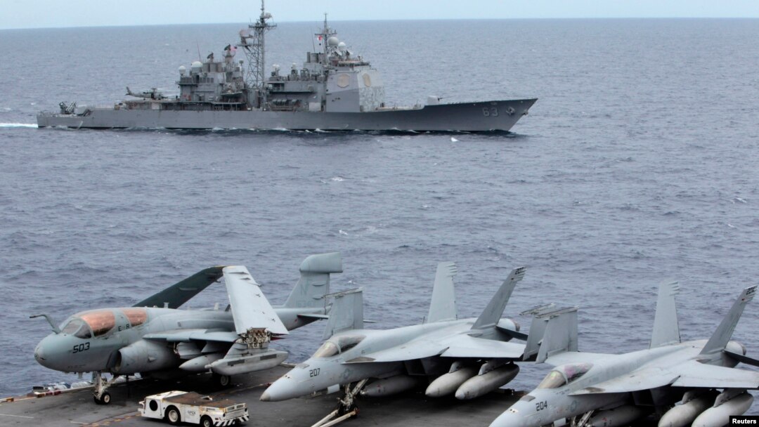Chiến đấu cơ của Mỹ đậu trên tàu sân bay USS George Washington. Phía sau là tàu tuần dương có tên lửa dẫn đường USS Cowpens trong khu vực Biển Đông, 170 hải lý từ Manila (Ảnh tư liệu).
