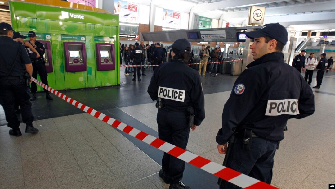 Polisi berjaga dekat lokasi penusukan seorang tentara Perancis di distrik komersial La Defense, di luar kota Paris (25/5). (AP/Remy de la Mauviniere)