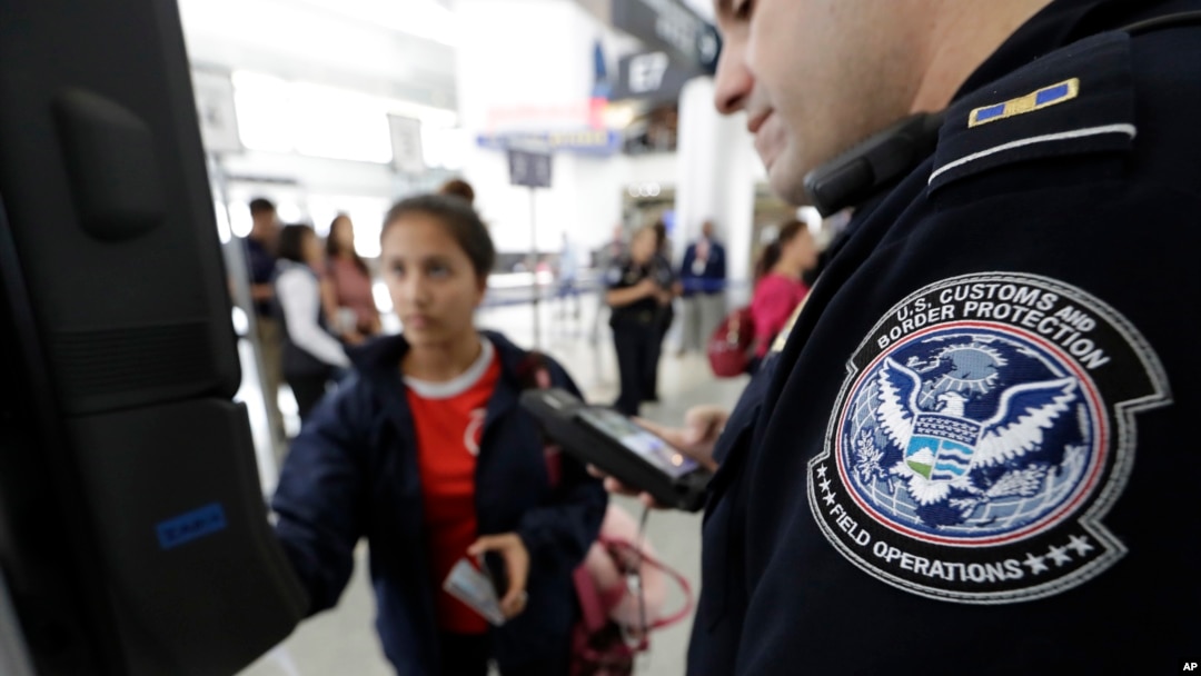 Bandara internasional George Bush di Houston, Texas menggunakan teknologi pengenalan wajah di beberapa kiosk yang disediakan untuk para penumpang (foto: dok). 