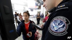 Bandara internasional George Bush di Houston, Texas menggunakan teknologi pengenalan wajah di beberapa kiosk yang disediakan untuk para penumpang (foto: dok). 