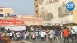 Pneus brûlés, rues barricadées... les Soudanais réagissent au putsch