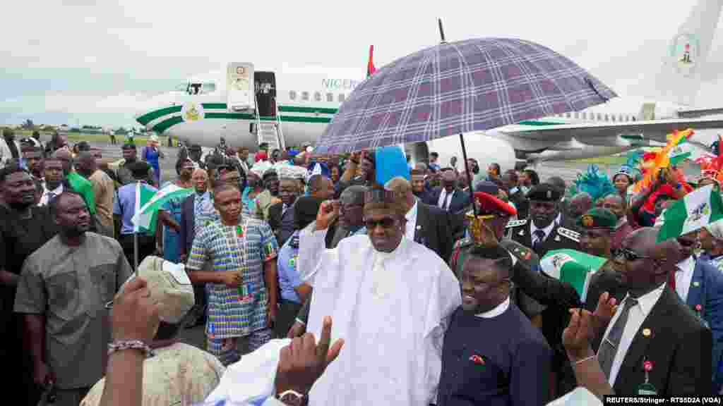 Jama&#39;a Sun Tarbi Shugaba Muhammadu Buhari A Filin Jirgin Sama Na Calabar Dake Jahar Cross River, Yayin Da Ya Je Kaddamar Da Sabuwar Babbar Hanyar Da Aka Gina A jahar, Oktoba 21, 2015. &nbsp;