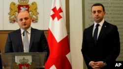 Миндиа Джанелидзе (слева) - новый министр обороны Грузии