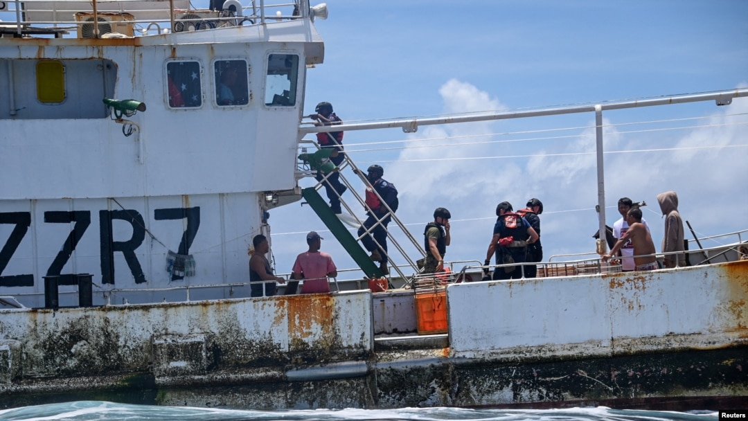 Thủy thủ tàu tuần duyên Mỹ Harriet Lane, cùng với nhân viên Cục Thủy sản và cảnh sát biển Vanuatu kiểm tra một tàu đánh cá Trung Quốc tại Vùng Đặc quyền Kinh tế của Vanuatu, ngày 26/2/2024.