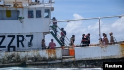 瓦努阿图渔业部和海事警察联队登上美国海岸警卫队巡逻艇哈里特·莱恩 (Harriet Lane)号。