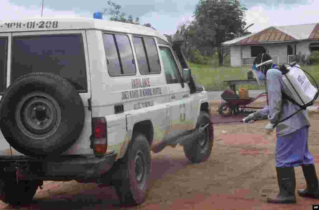 Un agent de la santé désinfecte l&rsquo;ambulance après avoir transporté deux malades suspectés d&rsquo;être infecté du virus Ebola, dans le faubourg de Monrovia, Liberia, le 1er juillet 2015.