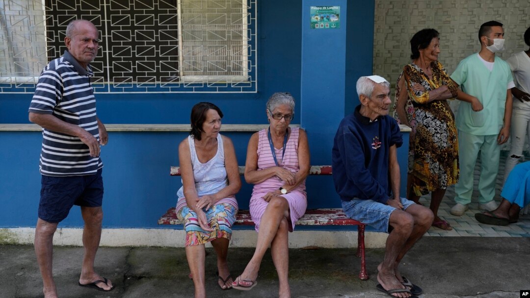 Warga lansia anrtre untuk menerima vaksinasi COVID-19 di sebuah panti jompo di Rio de Janeiro, Brazil (foto: dok). 
