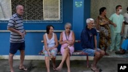 Warga lansia anrtre untuk menerima vaksinasi COVID-19 di sebuah panti jompo di Rio de Janeiro, Brazil (foto: dok). 