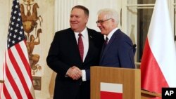 مایک پمپئو (چپ) و وزیر خارجه لهستان در یک کنفرانس روز سه شنبه شرکت کردند. 