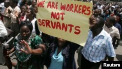 Vashandi vehurumende vachiratidzira. Vashandi vaida kuti hurumende ivape mihoro inovararamisa.