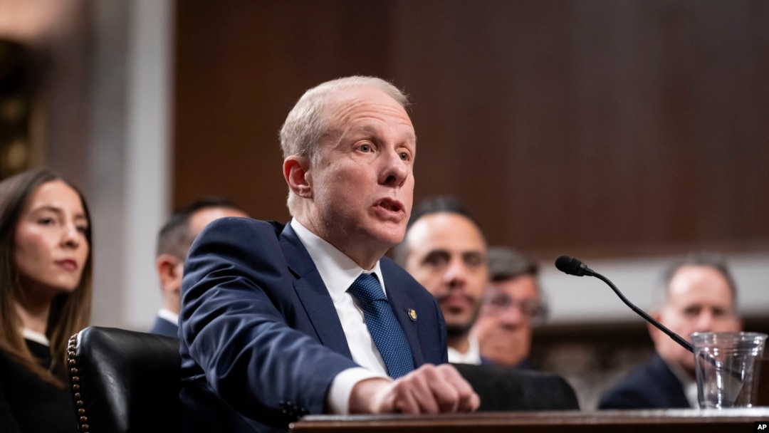Stephen Feinberg, elegido por el presidente Donald Trump para ser subsecretario de Defensa, comparece ante el Comité de Servicios Armados del Senado para su audiencia de confirmación, en el Capitolio en Washington, el 25 de febrero de 2025.