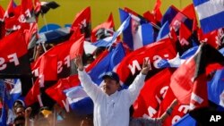 ARCHIVO - El presidente de Nicaragua, Daniel Ortega, llega a un mitin por el 39 aniversario de la victoria sandinista que derrocó a la dictadura de Somoza, en Managua, Nicaragua. (AP Photo/Alfredo Zuniga)
