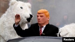 Manifestantes disfrazados de Donald Trum y un oso polar se manifiestan en Bonn contra la Conferencia de Cambio Climático.