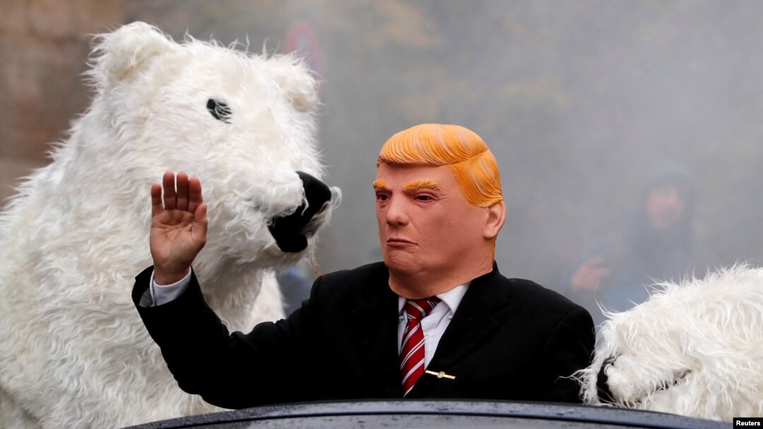 Demonstranti u kostimima polarnih medveda i Donalda Trampa na protestu pred samit UN o klimatskim promenama u Bonu, novembar 2017.