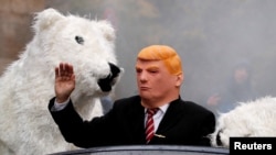 Demonstranti u kostimima polarnih medveda i Donalda Trampa na protestu pred samit UN o klimatskim promenama u Bonu, novembar 2017.