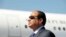 Presiden Mesir Abdel-Fattah el-Sissi berdiri di Bandara Algiers setibanya di Algiers, Algeria, pada 25 Juni 2014. (Foto: AP/Sidal Djarboub)