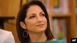 La cantante Gloria Estefan visita a su maestra de Primer Grado durante el Festival People en Español 2013, en la Winston Elementary School en San Antonio, Texas. 30-8-13.