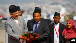 Photo d'archives: Le président des Maldives Abdullah Yameen, au centre, est accueilli à l'aéroport de Tribhuwan à l'occasion du sommet de l'Association sud-asiatique pour la coopération régionale à Katmandou, au Népal, le 25 novembre 2014.