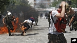 Une vue des affrontements à Athènes, le mardi 28 juin 2011