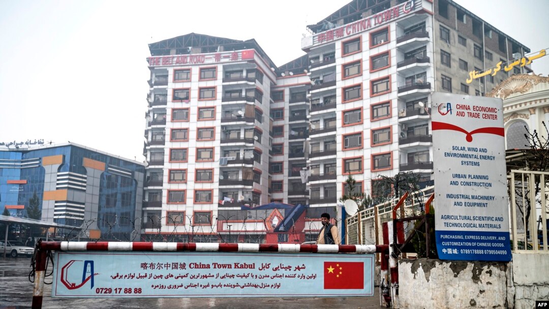 په کابل کې د چینايي بازار په دوو اته پوړیزو ودانیو کې ارزان بیه چینايي محصولات پلورل کیږي. 
