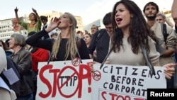 Ribuan demonstran melakukan unjuk rasa di Brussels, Belgia untuk memrotes TTIP dan CETA hari Selasa (20/9). Demonstrasi yang sama dilakukan di Jerman pekan sebelumnya. 