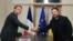 Президент Франції Еммануель Макрон та президент України Володимир Зеленський на полях саміту ЄС у Брюсселі 15 жовтня 2026 року. Фото: LUDOVIC MARIN/Pool via REUTERS
