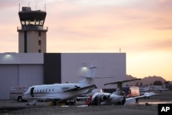 Un Learjet dañado, a la derecha, se encuentra dañado después de chocar con un avión estacionado en el Aeropuerto de Scottsdale el 10 de febrero de 2025, en Scottsdale, Arizona.