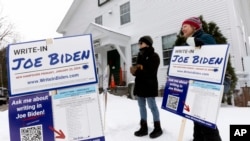 Para pendukung Presiden AS Joe Biden berkumpul di luar tempat pemungutan suara saat pemilihan pendahuluan di Holderness, 23 Januari 2024. (Foto: Michael Dwyer/AP Photo)