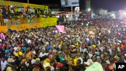 Une foule à Gonaives pendant le Carnaval, le 27 février 2017.