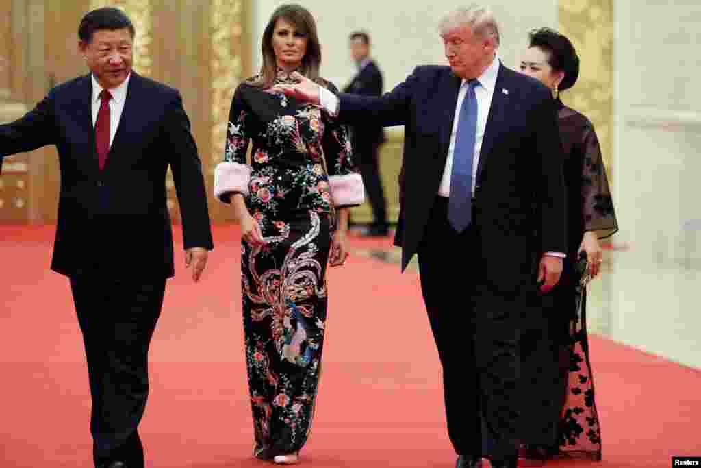 U.S. President Donald Trump and first lady Melania arrive for the state dinner with China&#39;s President Xi Jinping and first lady Peng Liyuan at the Great Hall of the People in Beijing.