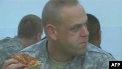 Američki vojnik uživa u pici daleko od kuće