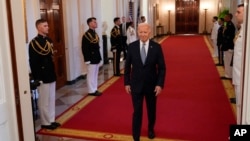 El presidente Joe Biden llega a la ceremonia de la Medalla de Honor en la Casa Blanca, el miércoles 3 de julio de 2024, en honor póstumo a dos soldados que formaron parte de un contingente del Ejército de la Unión que robó un tren confederado durante la Guerra Civil.