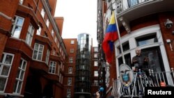 Estados Unidos ha reclamado algunas pertenencias de Assange a fin de adelantar una investigación por la filtración de miles de documentos secretos de los Departamentos de Estado y de Defensa.