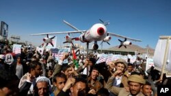 지난 23일 예멘 수도 사나에서 후티 반군 지지자들이 모형 드론(무인항공기)을 들고 시위하고 있다. (자료사진)