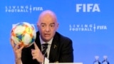 ARCHIVO - El presidente de la FIFA, Gianni Infantino, sostiene un balón de fútbol mientras habla durante una conferencia de prensa después de la reunión del Consejo de la FIFA, el viernes 15 de marzo de 2019, en Miami.