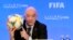 ARCHIVO - El presidente de la FIFA, Gianni Infantino, sostiene un balón de fútbol mientras habla durante una conferencia de prensa después de la reunión del Consejo de la FIFA, el viernes 15 de marzo de 2019, en Miami.