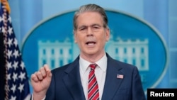 اسکات بسنت، وزیر خزانه‌داری آمریکا در حال گفت‌وگو با خبرنگاران در کاخ سفید - ۲۶ فروردین ۱۴۰۵